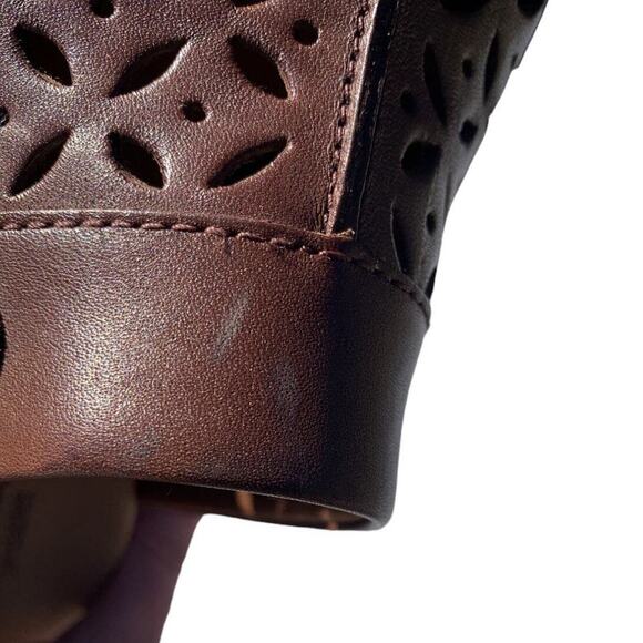 Clarks Brown Leather Mules Cut Out Detail Buckle Accent Slip On Clogs Size 8.5 M - Picture 8 of 9